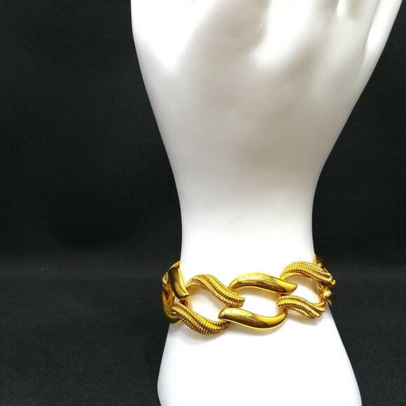 Vintage Napier Women's Bracelet, Gold Plated, Smooth Textured Links, 1980s - Picture 2 of 9